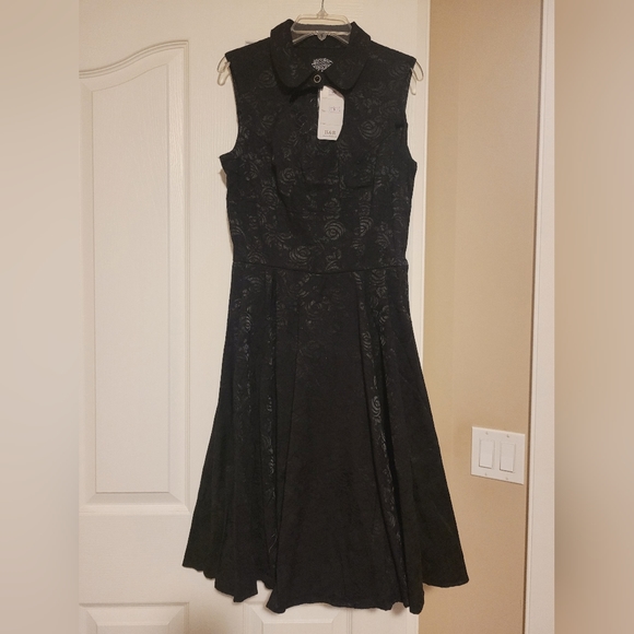 HEARTS & ROSES LONDON | Black Brocade Keyhole Fit & Flare Dress - Picture 4 of 7
